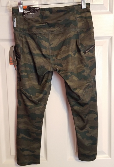 Camo Print Capri Leggings - Picture 2 of 4